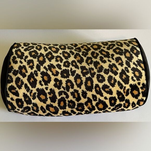 Leopard print messaging pillow. - Picture 1 of 4